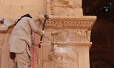 Hình ảnh phiến quân IS phá hoại hiện vật ở thành phố cổ Hatra