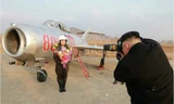 Nhà lãnh đạo Kim Jong-un chụp hình cho 1 nữ phi công