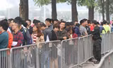 Xếp hàng chờ nhận vé xem AFF Cup 2018 ở trụ sở VFF tại Mỹ Đình, Hà Nội.