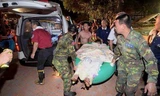 Lựu lượng cứu hộ đưa người bị thương đến bệnh viện