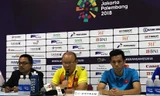 HLV Park Hang Seo cảm ơn các cầu thủ sau khi Olympic Việt Nam giành vé vào vòng 1/8 môn bóng đá nam Asiad 2018.