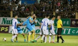 Cầu thủ HAGL phản ứng quyết định thổi phạt đền của trọng tài Nguyễn Văn Kiên trên sân Nha Trang.