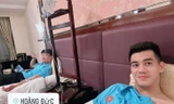 Hoàng Đức và Tiến Linh truyền dịch để đảm bảo hồi phục thể lực sớm cho trận đấu với Indonesia (ảnh FBNV)