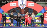 Ông Trần Quốc Tuấn trao danh hiệu cá nhân cho tiền đạo Nguyễn Xuân Son ở ASEAN Cup 2024.
