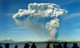 Núi lửa Calbuco phun những cột khói bụi "khổng lồ" 