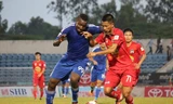 Quảng Nam (áo xanh) bị HAGL cầm hoà 1-1 ngay trên sân nhà.
