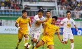 HAGL (áo trắng) trải qua trận thua thứ 4 liên tiếp ở V-League. 