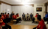 Đại sứ Nguyễn Hồng Thạch (áo sáng) gặp mặt tuyển Việt Nam