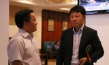 HLV Chung Hae Seong (phải) và Trưởng đoàn bóng đá HAGL Nguyễn Tấn Anh tại Tp Hồ Chí Minh.