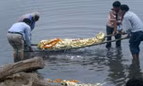 Nhiều thi thể trôi dạt trên sông Hằng.