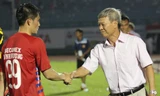 Lê Công Vinh bắt tay HLV Lê Thuỵ Hải khi còn thi đấu cho Bình Dương (ảnh Hữu Phạm)
