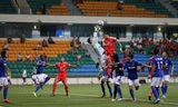Than Quảng Ninh (áo xanh) trong trận thua 2-3 Home United ở lượt đi, bảng H AFC Cup 2017.