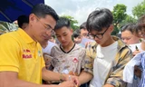 HLV Kiatisuk luôn rất "hot" với các fan trẻ Việt Nam. (ảnh Tiểu Phùng)