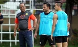 Safee Sali (giữa) và HLV Dollah Salleh trong buổi tập của đội tuyển Malaysia
