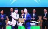 Chủ tịch HĐQT VPF Trần Anh Tú trao tặng bảng danh vị cho Phó chủ tịch HĐQT kiêm TGĐ Bamboo Airways Đặng Tất Thắng. (ảnh Anh Quyết)