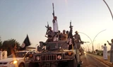 IS diễu hành ăn mừng chiến thắng ở Mosul trên xe bọc thép chiếm được của quân đội Iraq. 