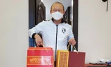 HLV Park Hang Seo nhận quà chúc Tết của Thủ tướng Chính phủ Nguyễn Xuân Phúc. (ảnh Trần Quốc)