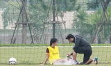 Tuấn Anh được bác sĩ đội tuyển chăm sóc trên sân