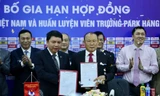 HLV Park Hang Seo và bản hợp đồng mới với VFF. Ảnh: Hoàng Mạnh Thắng