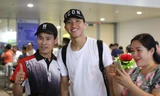 Văn Hậu tươi cười tại sân bay quốc tế Nội Bài sáng 8/10.