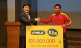 HLV Hoàng Anh Tuấn nhận món quà đại diện VPMilk trao tặng U20 Việt Nam.