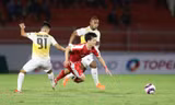 Topeland Bình Định (áo vàng) thua Viettel 0-2 trong ngày khai mạc V-League trên sân Quy Nhơn. (ảnh Hữu Phạm)