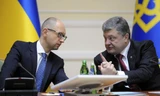 Tổng thống Ukraine Petro Poroshenko (phải) và Thủ tướng Arseny Yaseniuk