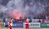 Bất chấp cam kết của Chủ tịch đội bóng Văn Trần Hoàn, CĐV Hải Phòng vẫn đốt pháo sáng trên sân Hàng Đẫy. (ảnh Văn Thoả)