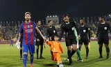 'Cậu bé áo túi nilon' vui sướng gặp thần tượng Messi 