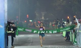 Nguyễn Thị Oanh cán đích ở cuộc đua bán marathon quốc tế 2025 (ảnh Hiển Hiển)