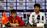 HLV Hữu Thắng và đội trưởng Công Vinh tại buổi họp báo