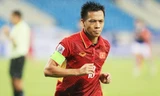 Tiền vệ Văn Quyết chia tay đội tuyển Việt Nam sau trận hoà Ấn Độ 1-1 trên sân Thiên Trường. 
