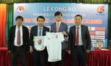 ổng thư ký K-League Han Oung Soo tặng lãnh đạo VFF áo lưu niệm và cờ K-League 