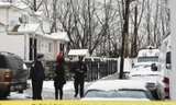 Cảnh sát phong tỏa hiện trường vụ án mạng.