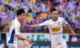 Công Phượng (trái) không thể giúp HAGL giành điểm trên sân Vinh của SLNA đang có phong độ cao.