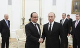 Tổng thống Nga Vladimir Putin cùng người đồng cấp Pháp Francois Hollande bắt tay trong cuộc hopk tại Kremlin
