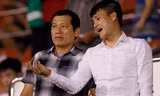 Công Vinh phàn nàn với Phó ban Trọng tài Dương Văn Hiền ở trận thua 1-4 của CLB Tp Hồ Chí Minh trước Khánh Hoà hôm 16/4.