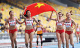 Đội tuyển điền kinh nữ Việt Nam lật đổ Thái Lan để đoạt HCV nội dung 4x100m tiếp sức SEA Games 29. Ảnh: Vnexpress