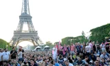 Khu fanzone ở tháp Eiffel