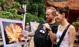Khách Tây thích thú với ảnh 'Sắc màu văn hóa Thủ đô'