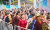 Người dân xếp hàng cả cây số để vào chùa Quán Sứ