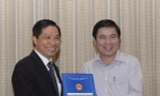 Ông Lê Nguyễn Minh Quang (trái) nhận quyết định bổ nhiệm trưởng Ban quản lý đường sắt đô thị năm 2016