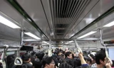 Cảnh đông đúc trên tàu điện ngầm tại Seoul