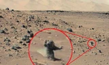 "Hình người" trên bề mặt sao Hỏa được tàu Curiosity gửi về Trái Đất. (Nguồn: NASA)