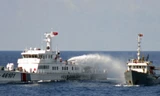 Tàu Trung Quốc phun vòi rồng tấn công tàu cảnh sát biển Việt Nam tại vùng biển gần giàn khoan trái phép HD-981. Ảnh: Reuters