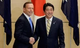 Thủ tướng Australia Tony Abbott tiếp đón Thủ tướng Nhật Bản Shinzo Abe (Nguồn: ABC)