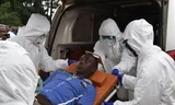 Nhân viên y tế chuyển một bệnh nhân nhiễm Ebola tới bệnh viện ở Biankouma, Costa Rica ngày 14/8. (Nguồn: AFP/TTXVN)
