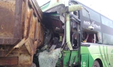 Cú tông mạnh với xe tải làm phần đầu xe khách bị vỡ nát, biến dạng hoàn toàn