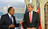 Ngoại trưởng Singapore K. Shanmugam và người đồng cấp Mỹ John Kerry hôm qua trò chuyện tại Washington, Mỹ. Ảnh: Flickr