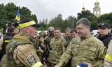 Tổng thống Ukraine Petro Poroshenko thăm một đơn vị quân đội ở Slavyansk, miền Đông Ukraine. Ảnh: AFP/TTXVN